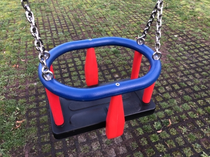 kleinkinderschaukel_spielplatz_im_kleinen_feld_2019-10-27