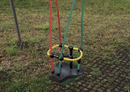 kleinkinderschaukel_spielplatz_im_kleinen_feld_2020