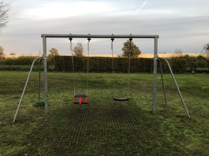 kleinkinderschaukel_spielplatz_im_kleinen_feld_gesamtansicht_2019-10-27