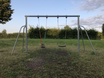 kleinkinderschaukel_spielplatz_im_kleinen_feld_gesamtansicht_2020